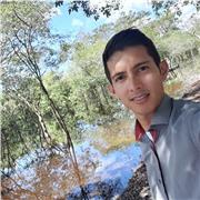 Profesor de artes plasticas imparte clases de pintura con tintas naturales extraídas de frutos amazónicos y plantas medicinales